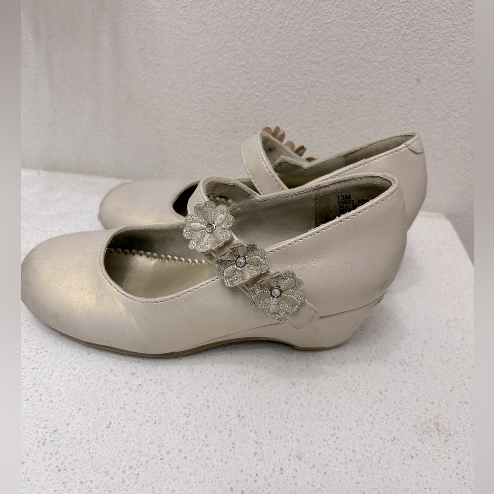 🦋 Elegant Ivory Mary Jane Shoes with Floral Accent size 13